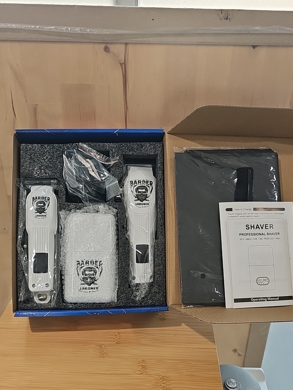 Largner Wireless & Rechargeable Professional Shaver Kit in Black and White